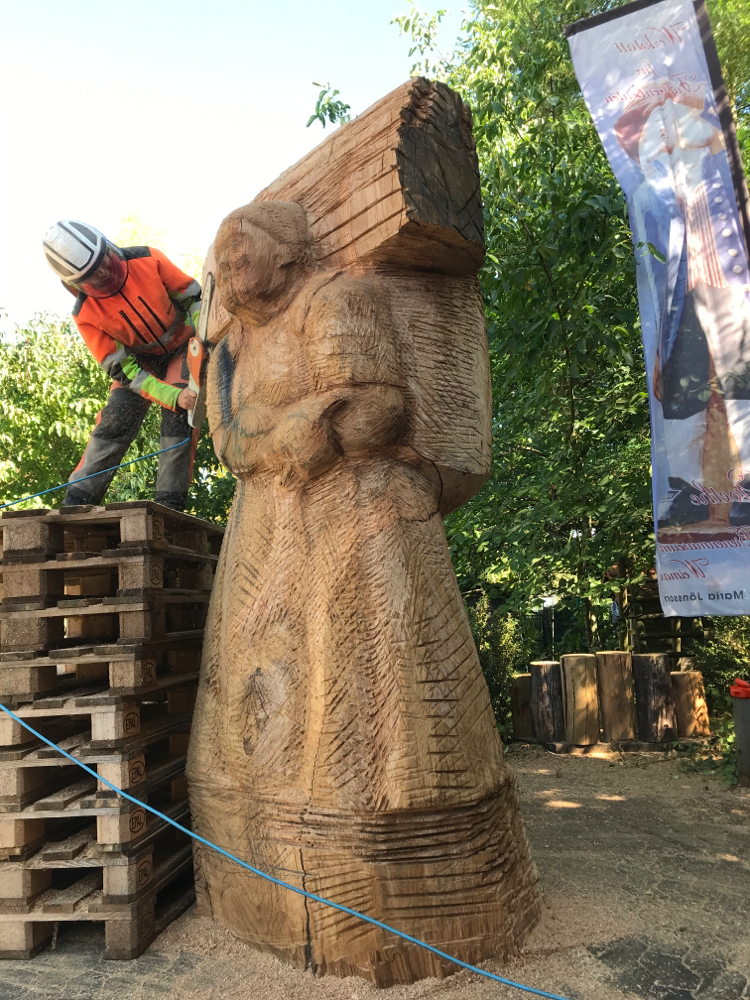 Holzsammlerin als Bienenstock, bei der Arbeit