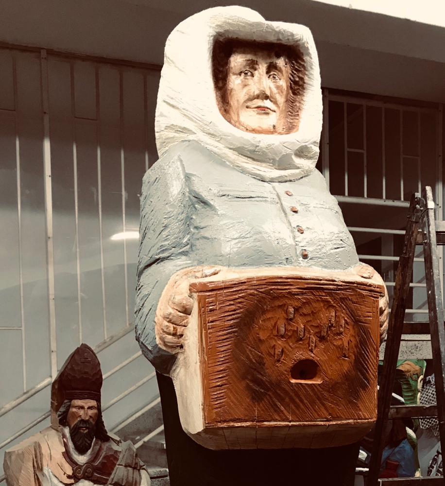Babci Maryse, Gründerin der Imkerei, als Figurenbeute