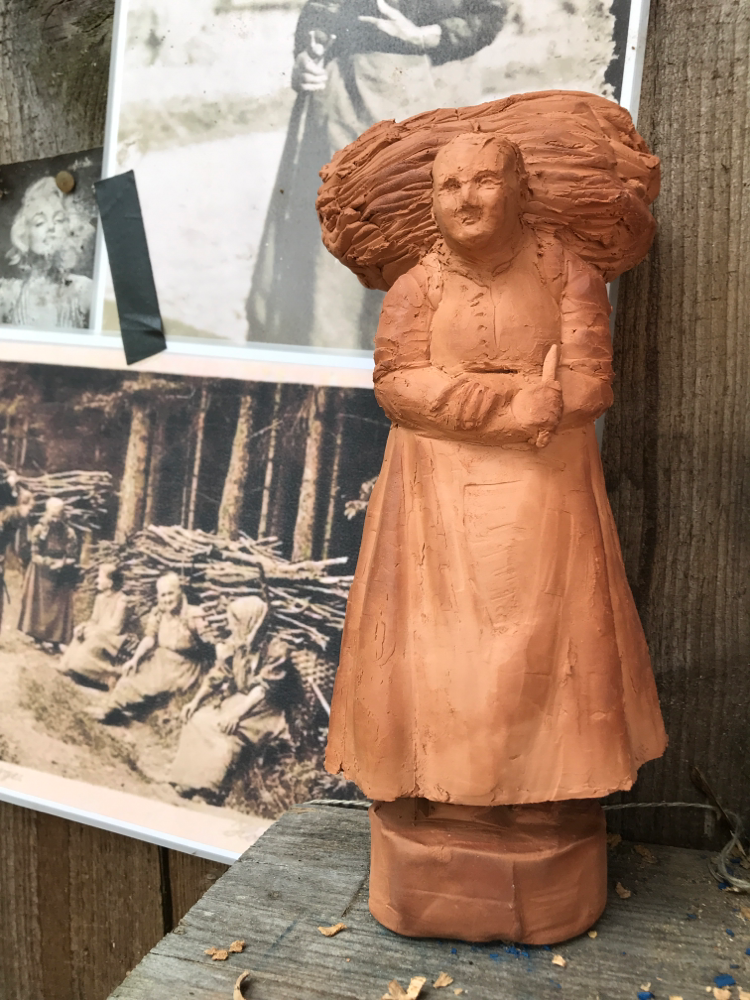Holzsammlerin, Tonmodell für die Figurenbeute