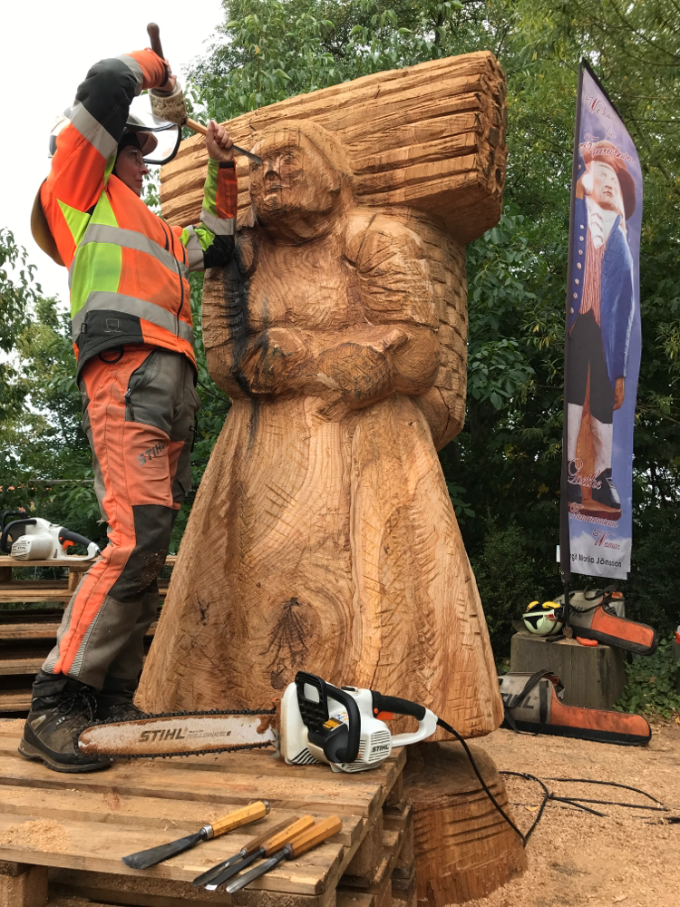 Schnitzarbeiten an der Figurenbeuten