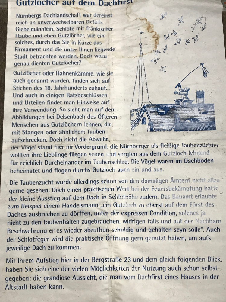 Gutzloch im Dachfirst über dem Honighäusla