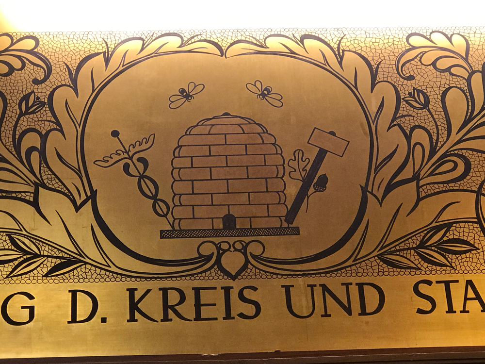 Goldener Saal, Rathaus, im Zeichen der Biene