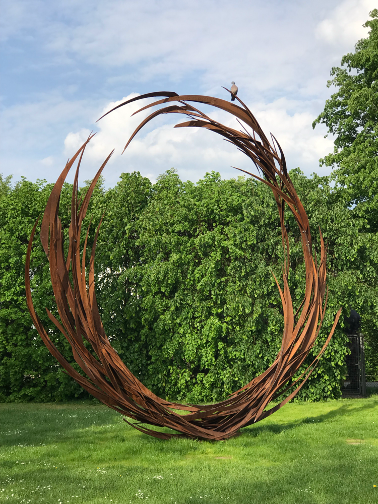 Skulptur mit Taube, Nordart Rendsburg Carlshütte