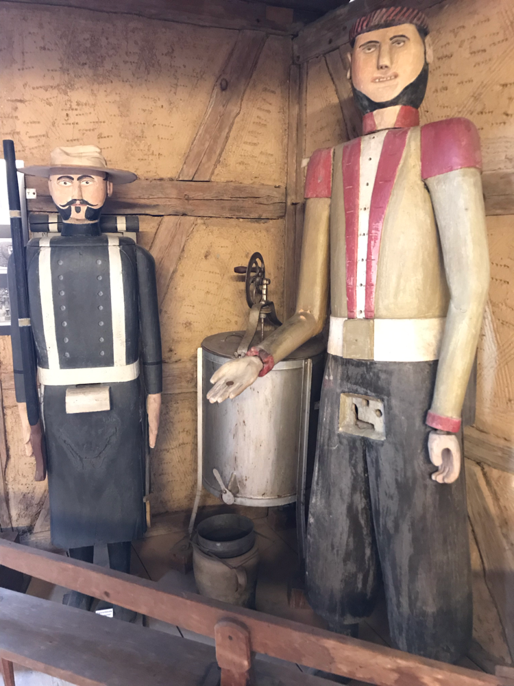 Figurenbeuten im Vogtländisches Freilandmuseum Eubabrunn