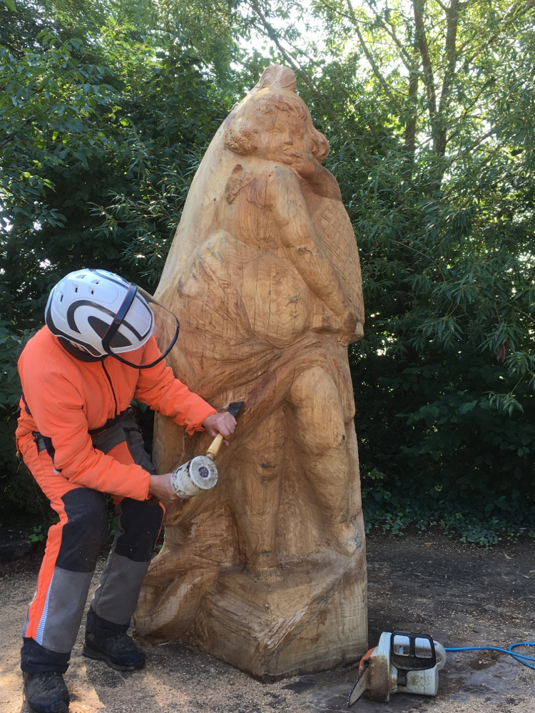 Schnitzarbeiten am Bienenstock Honigschlecker