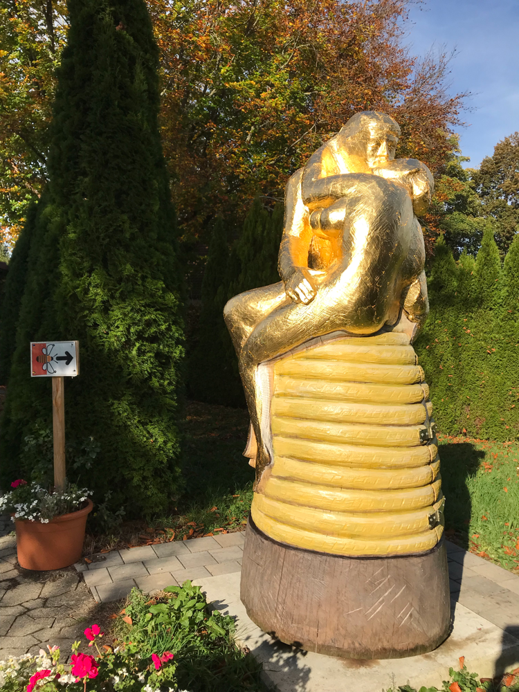 Am Illertissener Bienenweg, der Kuss nach Rodin als Bienenstock