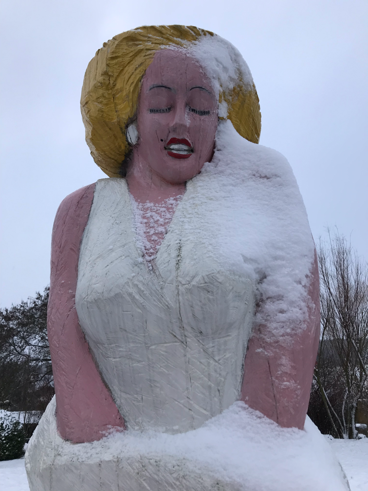 Marilyn Monroe für Bienen im Schnee