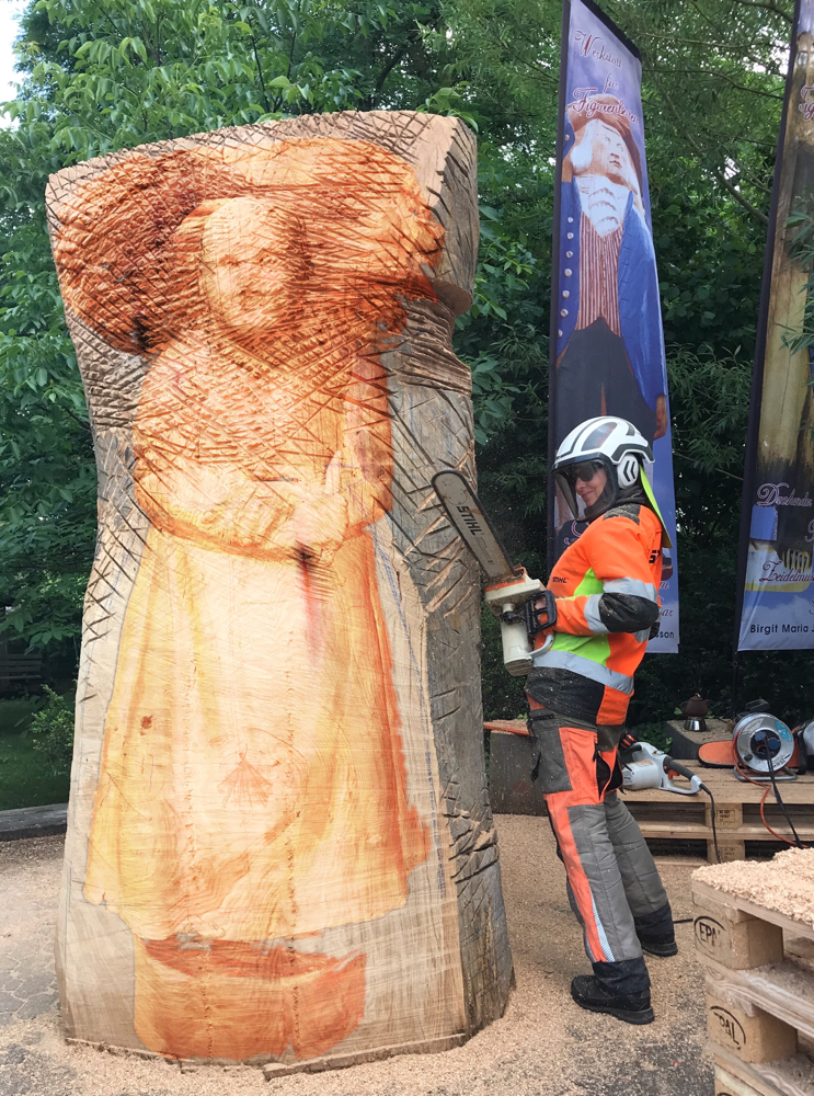 Holzsammlerin, Bienenhaus in Arbeit