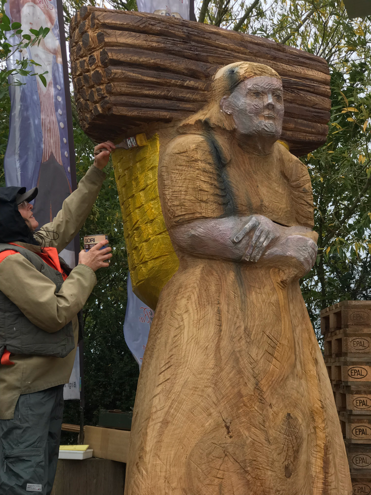 Bemalung Holzsammlerin als Bienenstock