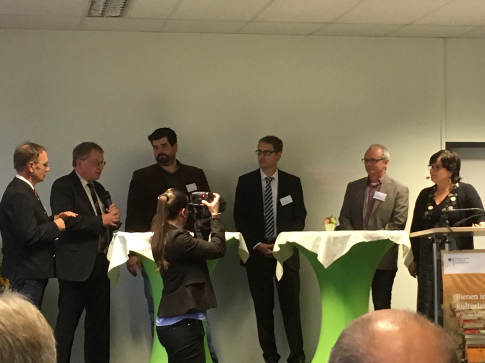 Podiumsdiskussion mit 1.v.l. E. Radke (LBI), 4. H. Schwarz (DB), 3. B. Wilcken (Veterinär Berlin), 5. St. Berg (Veitshöchheim), 2. J. Kalisch (Bmel), Petra Schwarz (Moderatorin)