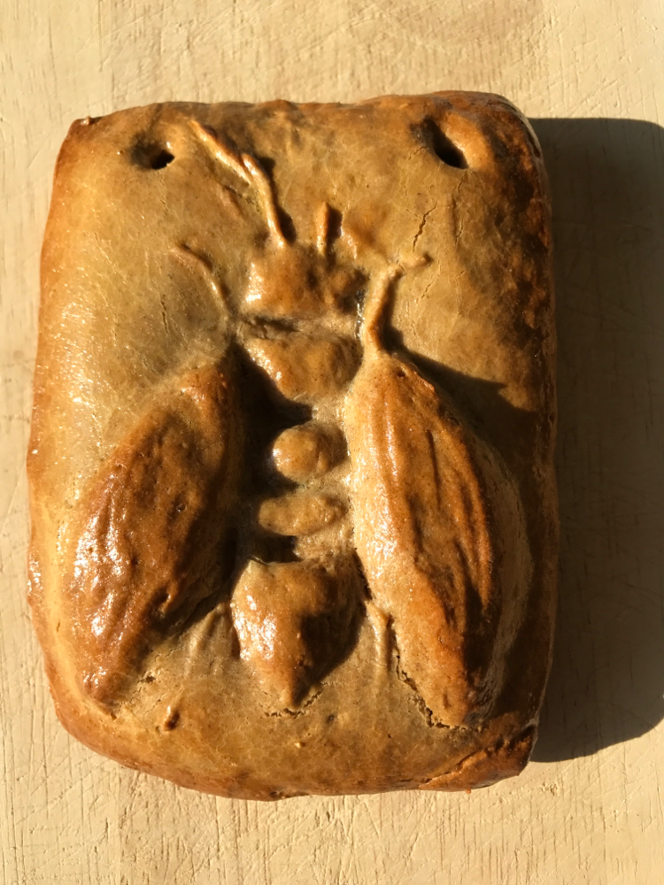 Eine Biene in Honigkuchen
