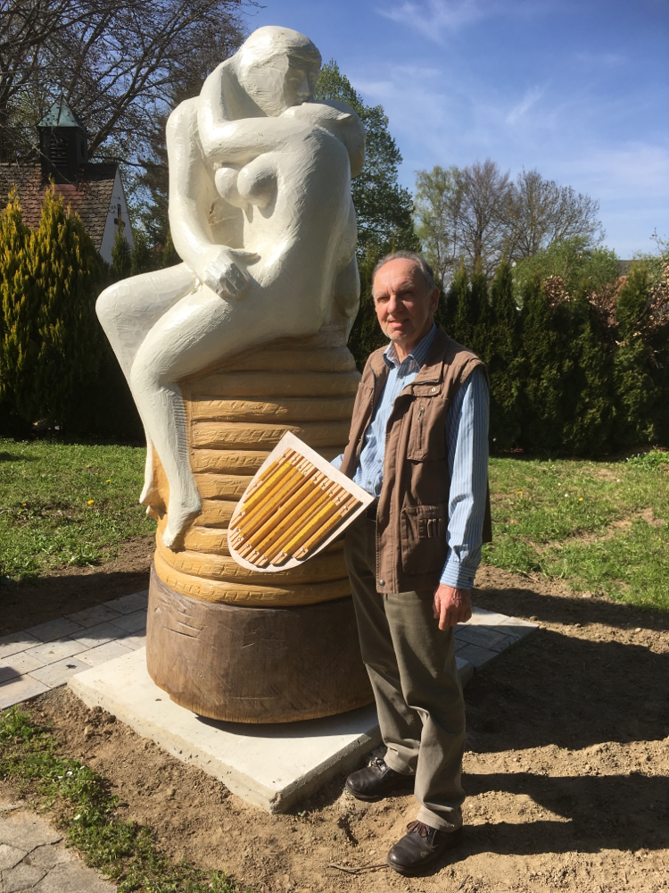 Herr Walter Burger betreuender Imker