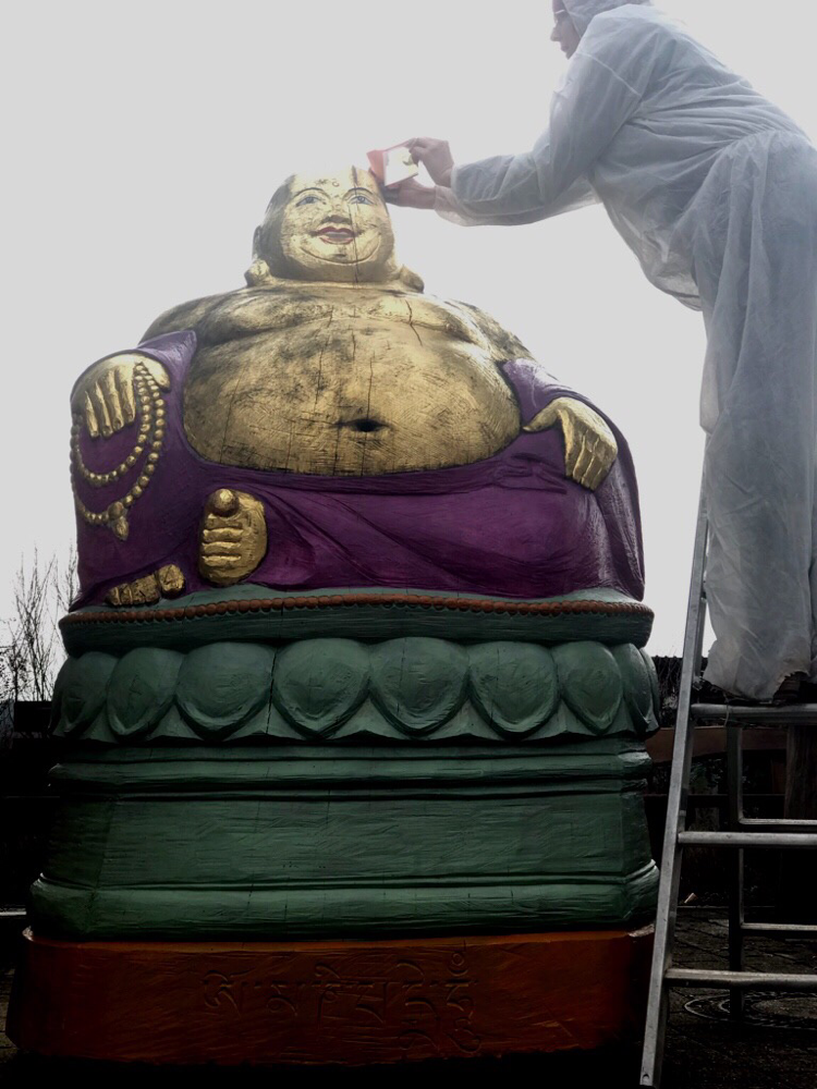 Echtes Blattgold für den Bienen- Buddha