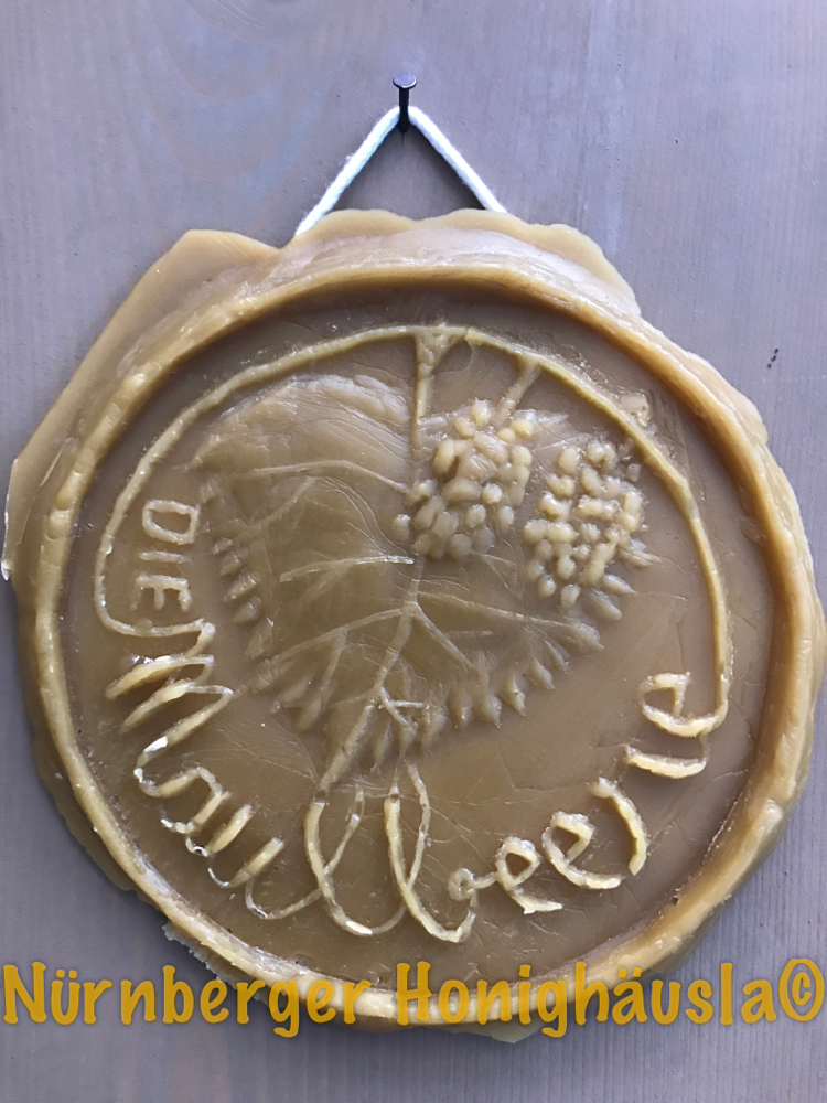 Abguss in Bienenwachs, Honiguchenmodel von Cecilie