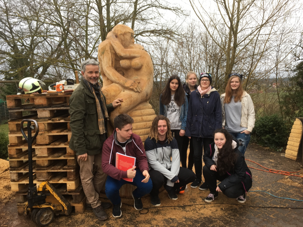 Schüler der Freien Waldorfschule mit Naturpädagoge Thomas Hohl beim Kuss für Bienen