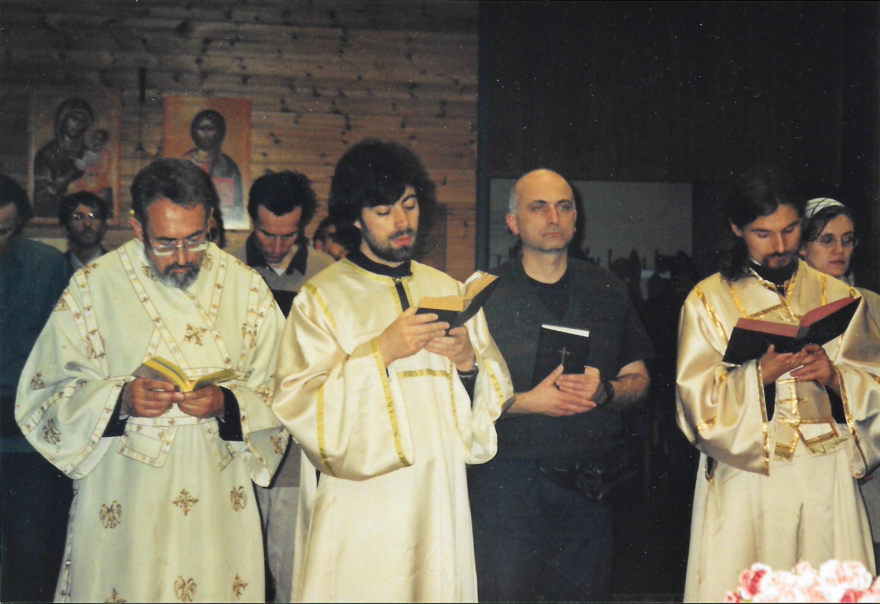 Пасхльное богослужение. Чтение Евангелия от Иоанна на разных языках. 2000 год