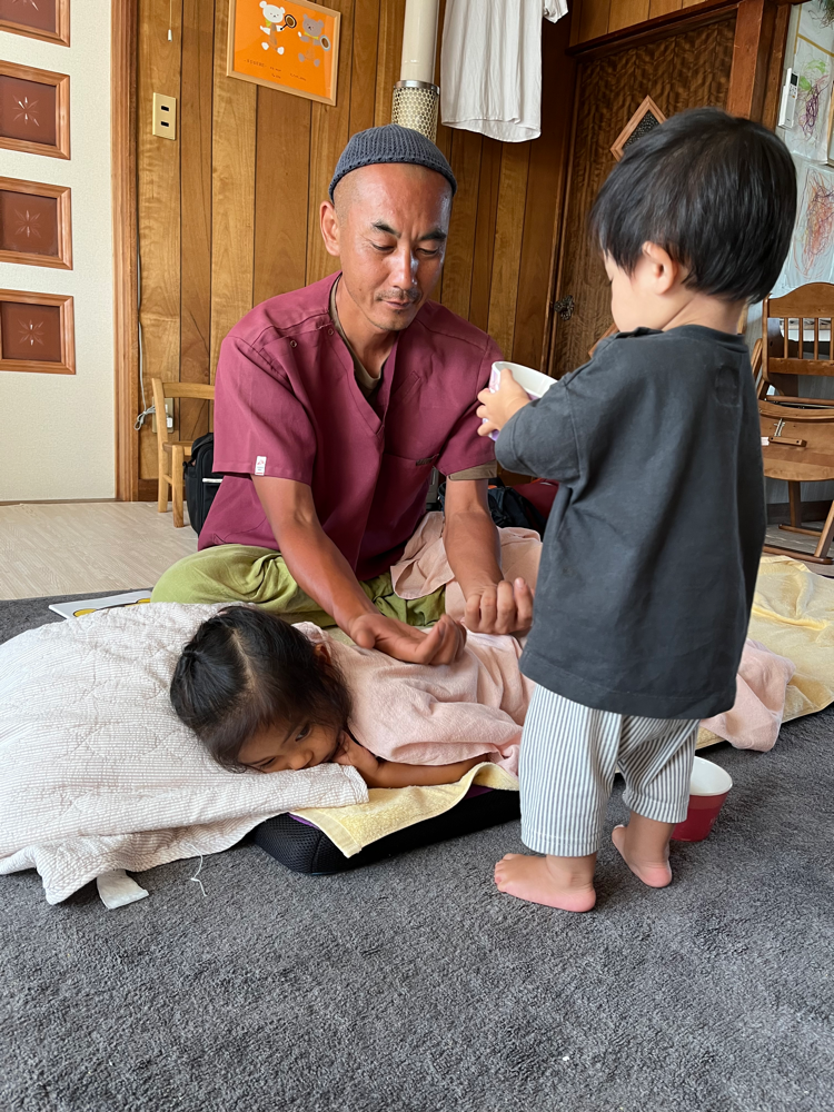 訪問先では、子どもたちと仲良くなる