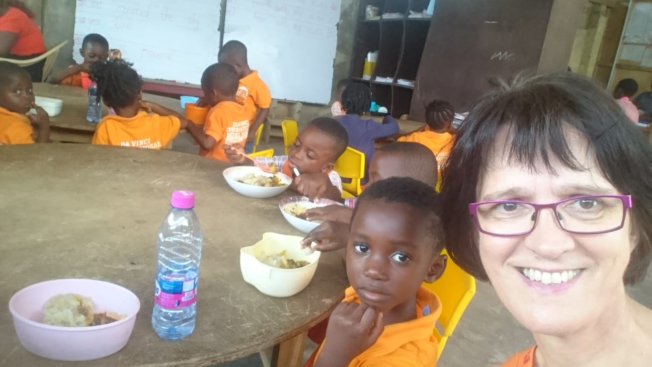 Manuela Wiese ist zu Gast und hilft hier den Kleinsten beim Mittagessen (September 2018)