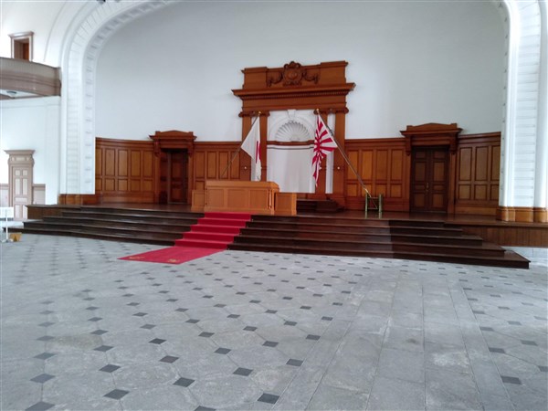 壇上の一番高いところ（白い部分）が玉座