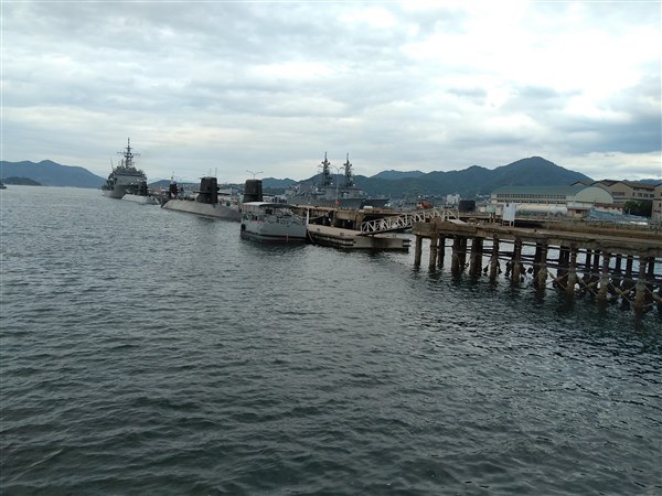 呉の人気公園「アレイからすこじま」から潜水艦や艦船を見る。
