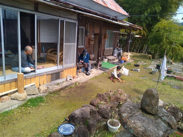 筍は庭で焼いて、残りは筍ご飯や天ぷら。セリ・土筆・蓬は和え物や天ぷら。