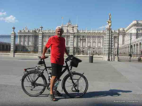 Souverain devant le Palais Royal de Madrid (Capitale de l'Espagne)