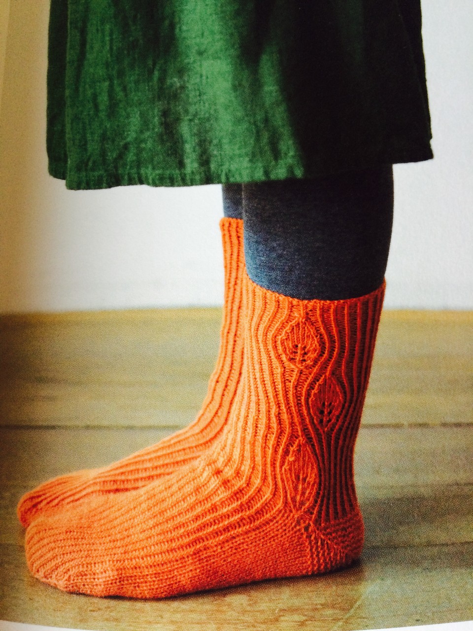 葉っぱ模様のゴム編みくつ下『輪針1本で左右同時にできる手編みのくつ下』(2015)