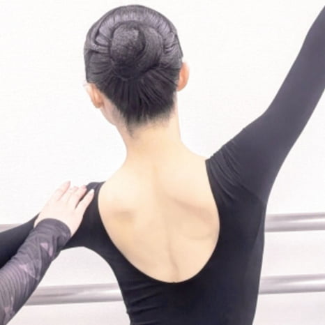 宝塚受験指導を行うゆめ芸術学園のレッスン風景（背中の写真）