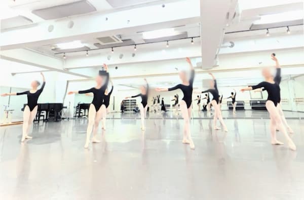 宝塚受験に向けたバレエレッスン風景｜ゆめ芸術学園の生徒8名による成果発表会のバレエ。合格に欠かせない柔軟性と美しい姿勢、表現力を養う専門カリキュラム