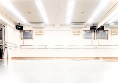 宝塚音楽学校受験スクールゆめ芸術学園のスタジオ。池尻大橋駅から徒歩3分、地方から日帰り受講する受験生も。明るい教室です。