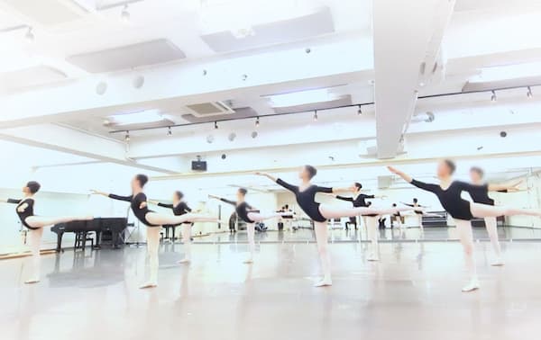 宝塚受験スクール ゆめ芸術学園（東京 池尻大橋）｜真彩希帆輩出の老舗校。バレエ・ジャズ・声楽・面接・願書対策・夏期冬期講習で合格を目指す。アラベスクに取り組む生徒たち