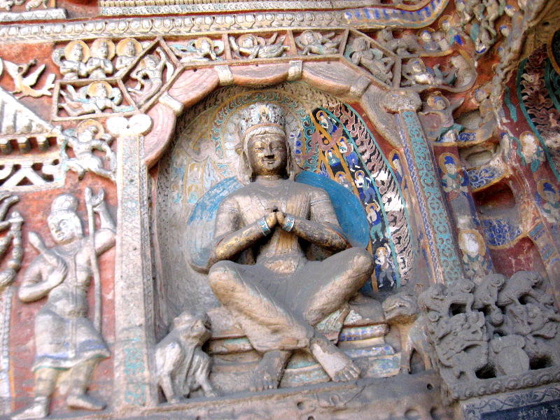 ed il Buddha trascendente, Vairocana, circondato da esseri celesti