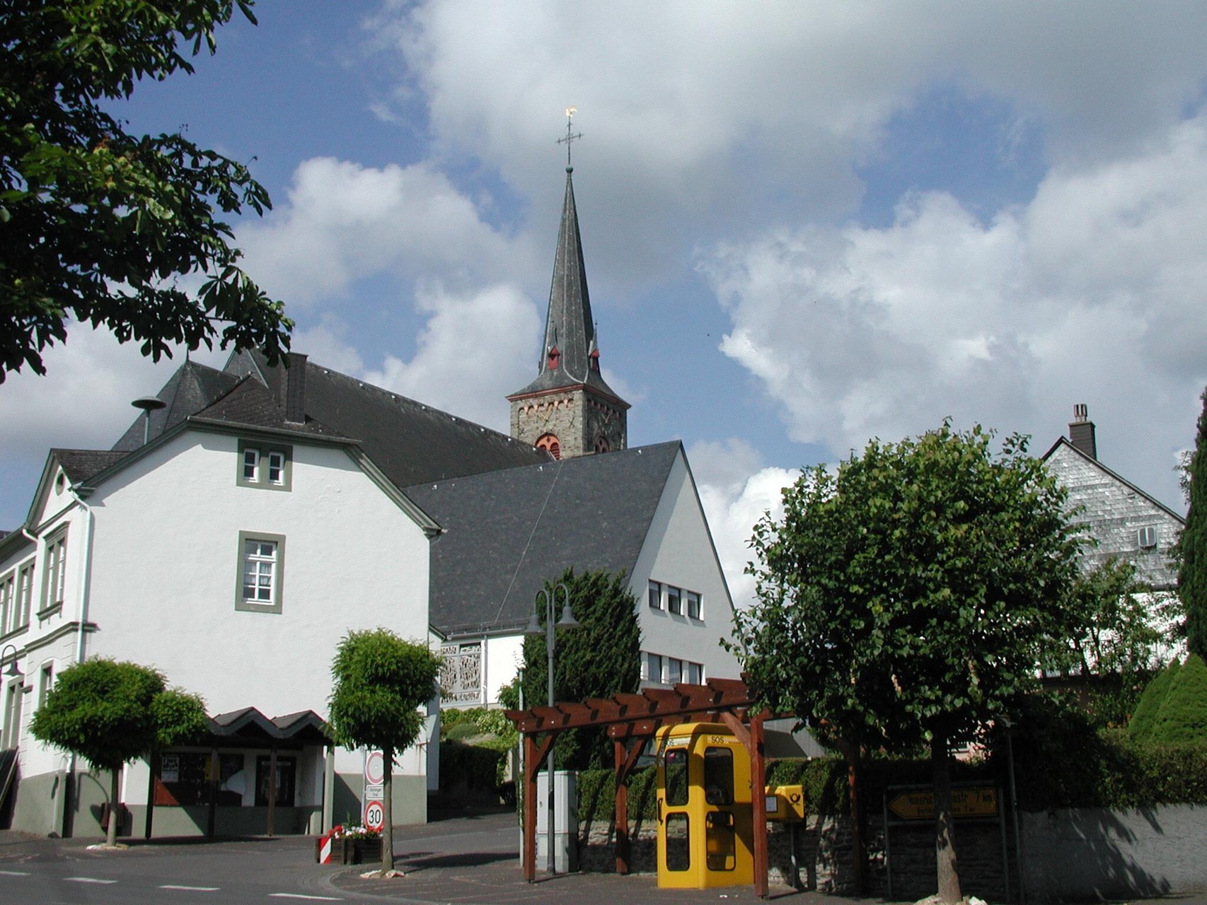 Dorfmitte mit Blick auf die Kirche