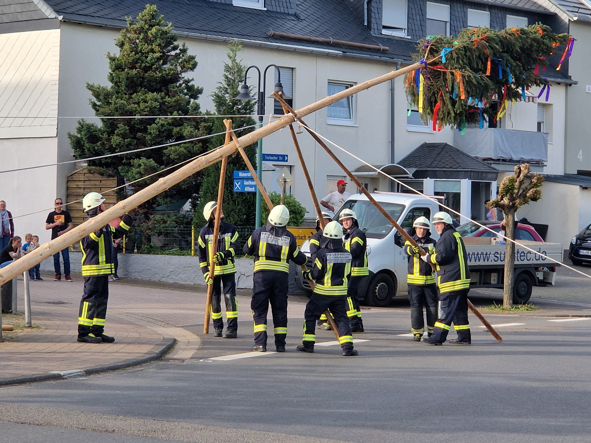 Der Mai ist gekommen - Aufstellen des Maibaums "Auf der Gott"