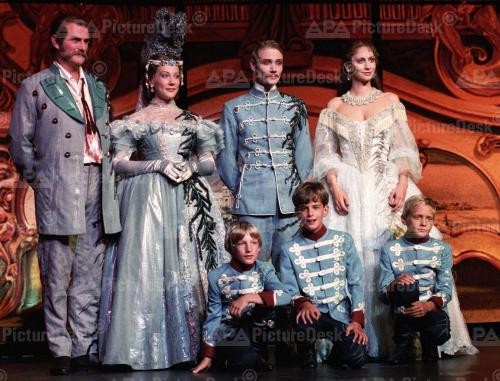 Original Vienna cast, 1992. Incl. Pia Douwes as Elisabeth, Uwe Kröger as Der Tod, Andreas Bieber as Rudolf, and the 3 little Rudolfs Markus Neubauer, Felix Purzner, Stefan Sieder