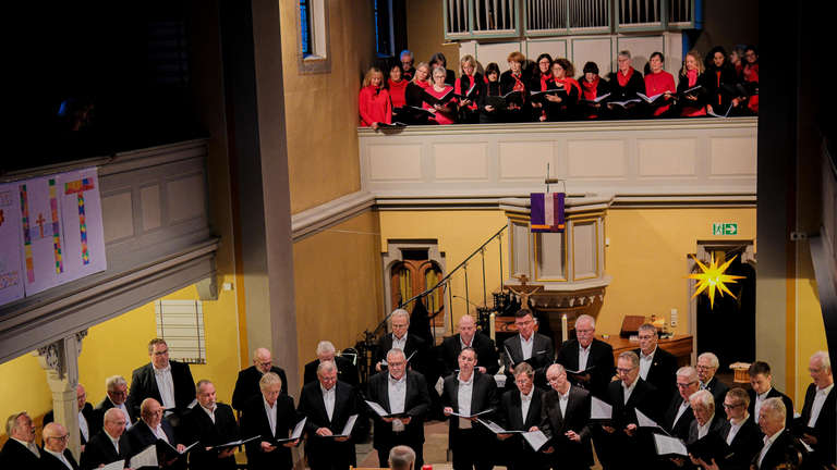 »Weltpremiere« der Arion Männerchor und der Frauenchor »Intermezzo« auf der Orgeltribüne. Foto Jung © Jung