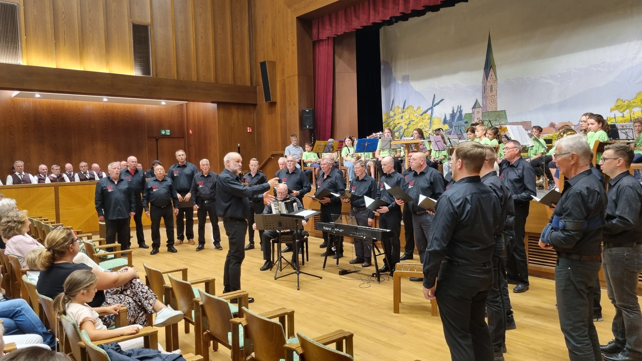 Der Männerchor Arion eröffnet mit "Der Lindenbaum" und gibt insgesamt 8 Lieder zum Besten. Immerhin blickt dieser Chor auf eine mehr als 130jährige Tradition. Kein Huster ist während dem Gesang zu hören, und das Publikum spendiert großzügigen Applaus.