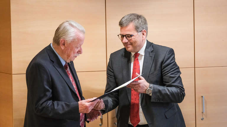 Im Auftrag des Bundespräsidenten händigt OB Frank-Tilo Becher den Verdienstorden an Gerd Zörb aus. Foto: Jung © Jung