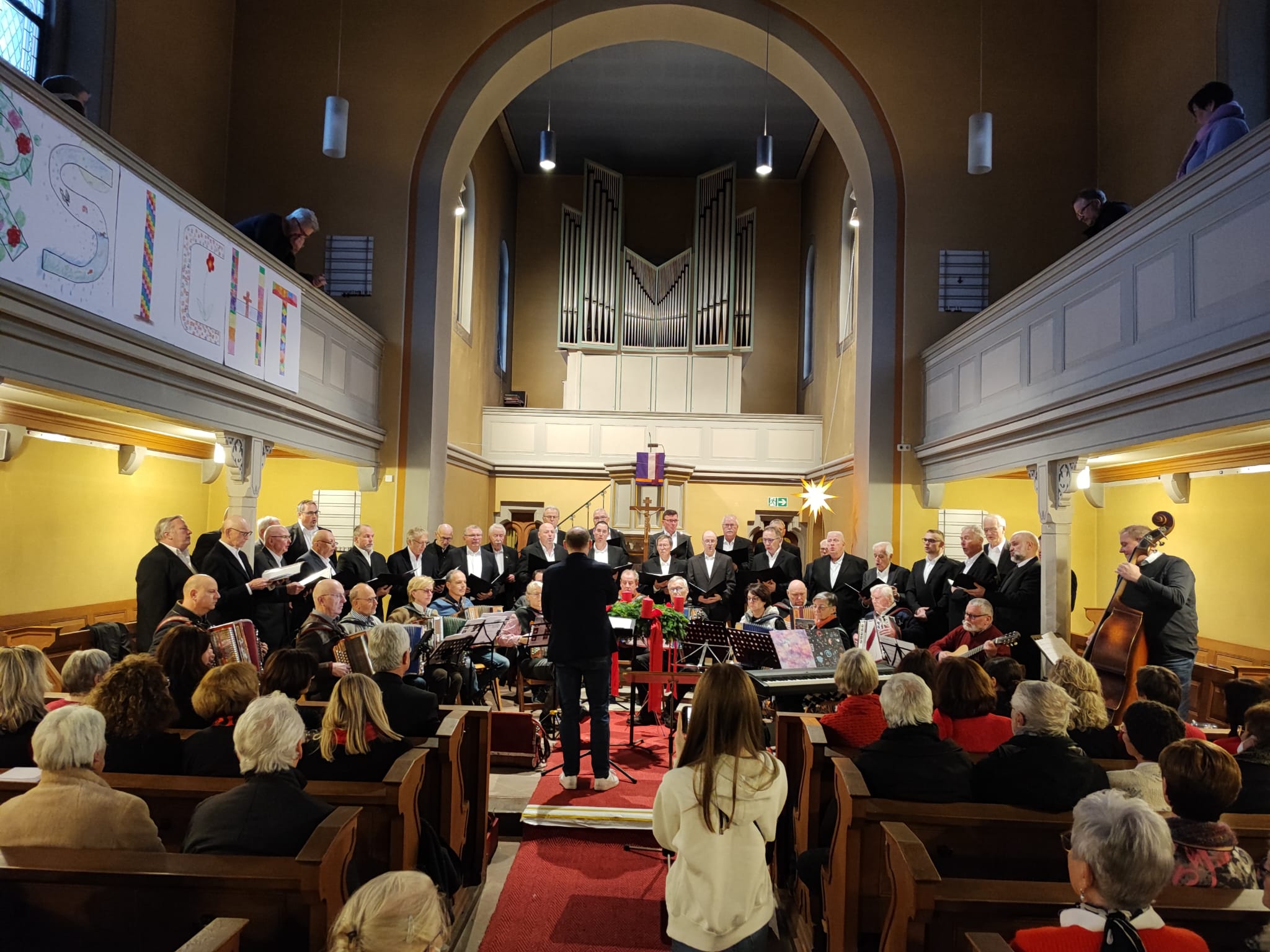 Arion Männerchor Gießen und das Harmonika Orcheschter der Wettenberger Musikschule unter Leitung von Chris Reinhardt