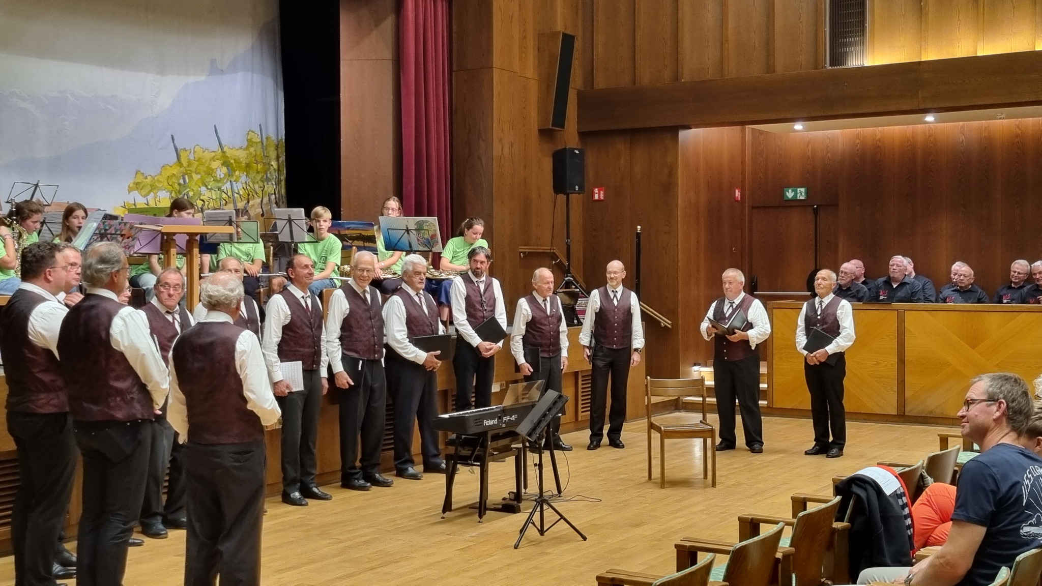 Der Terlaner Männerchor wagt sich in seinem Repertoire neben klassischen Männerchorliedern an Schlager wie "Griechischer Wein", "Ich war noch niemals in New York", "Weit, weit weg" und an "La Montanara". Auch diese Lieder werden vom Publikum sehr goutiert