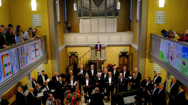 Der Männerchor stellte sich in den Dienst der guten Sache. Spenden kommen der Station Köppe zugute. Foto: Jung © Jung