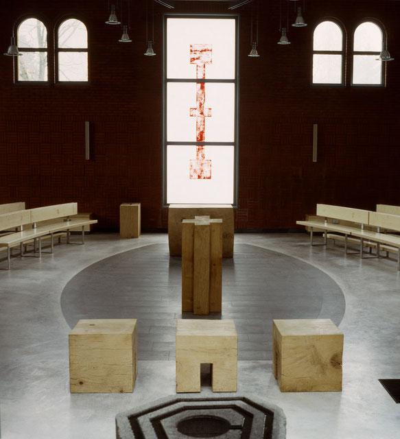 Objekte von Klaus Simon in Ahrensburg: Taufbecken, Priestersitz, Ambo, Altar, Fensterkreuz markieren die neue liturgische Querachse mit der freigelassen Mitte im Altarraum. Sedilien und Kredenz stehen am Rand der Ellipse.