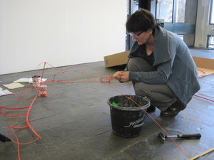 Ev Pommer bei der Installation ihrer Arbeit "shape"