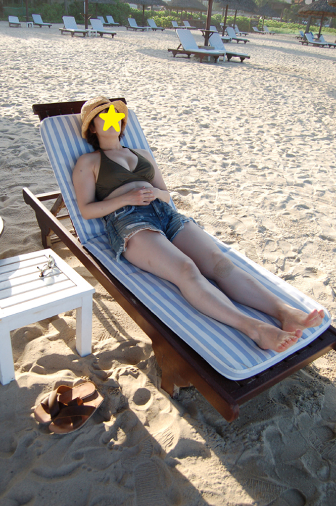疲れたのでホテル前のビーチで一休み…。