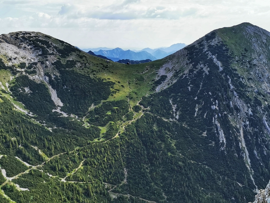 In der Mitte die Weilheimer Hütte, rechts der Krottenkopf