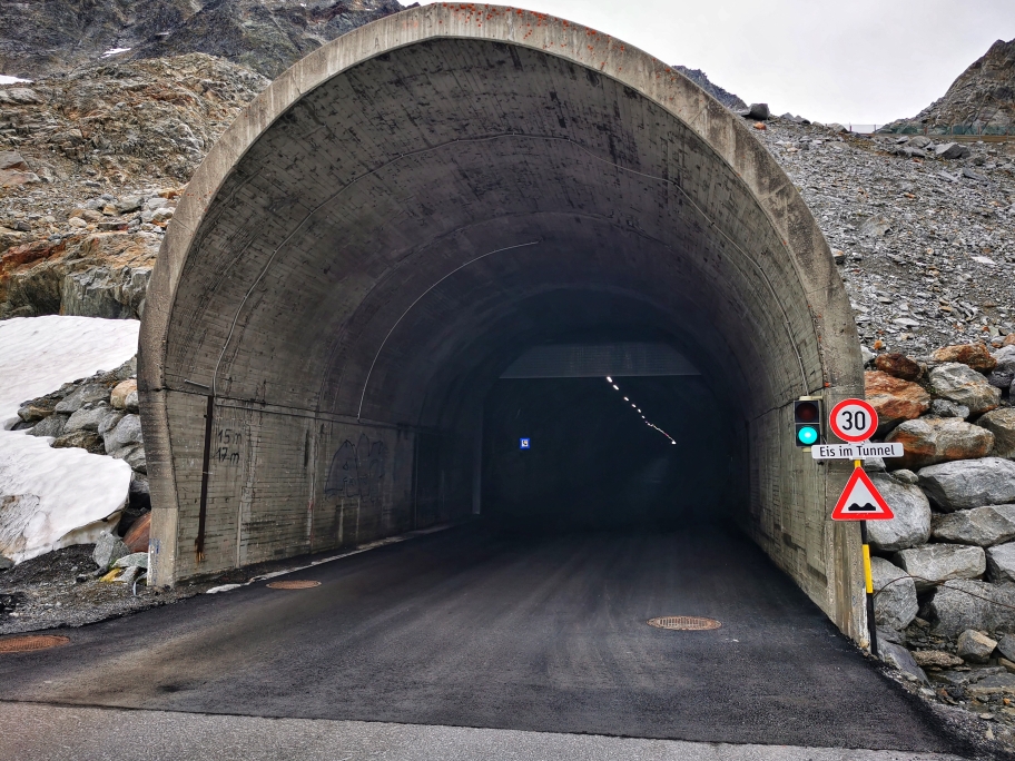 Am Eingang des Tunnels