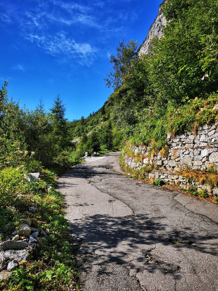 Anstieg über die Fahrstraße