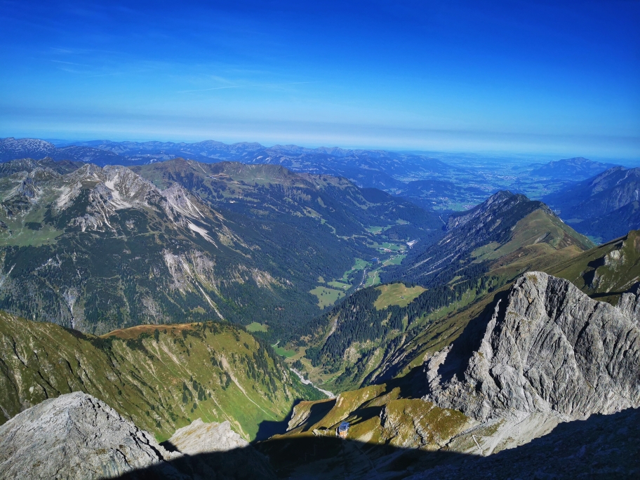 Blick von Bockkarkopf ins Stillachtal und aufs Waltenberger Haus
