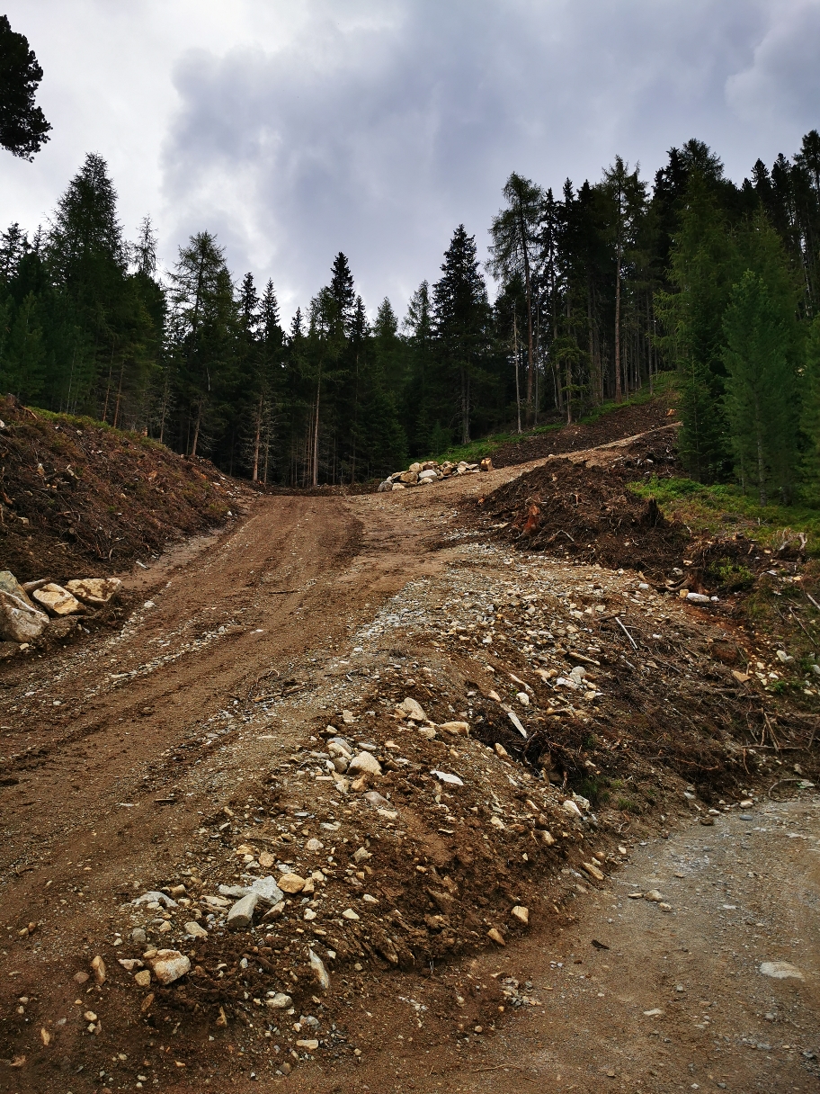 Hier muss der Wanderweg einer neuen Piste weichen