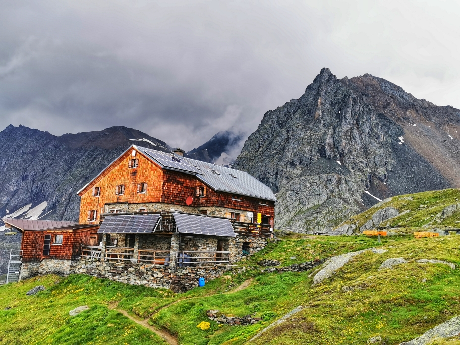 Unser Tagesziel, die Bonn-Matreier-Hütte. Im Hintergrund der bezwungene Säulkopf